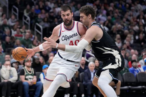 Brook Lopez leaves Bucks
